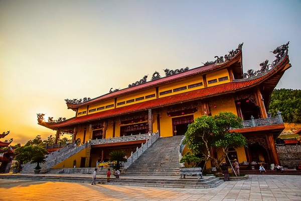 Cho thuê xe đi chùa Ba Vàng giá rẻ, uy tín nhất Hà Nội